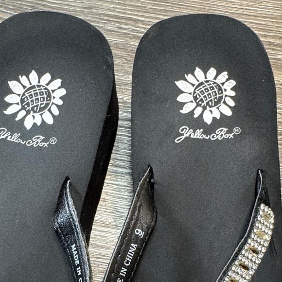 Yellow box Black Flip Flops woman’s 9 (s54) - Picture 3 of 6